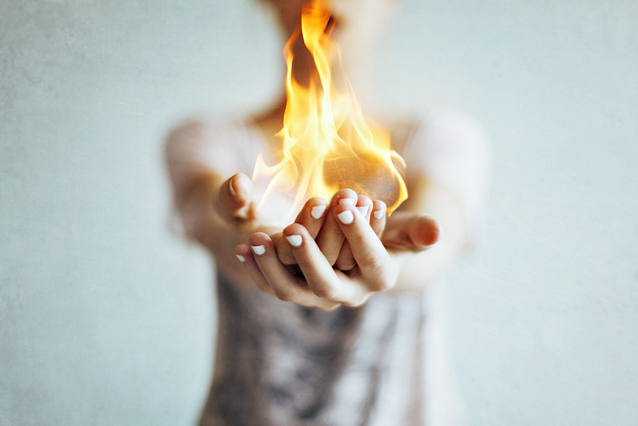 Почему горит ладошка. Огонь в руке. Огонь на ладони. Человек с горящими руками. Пламя на ладони.